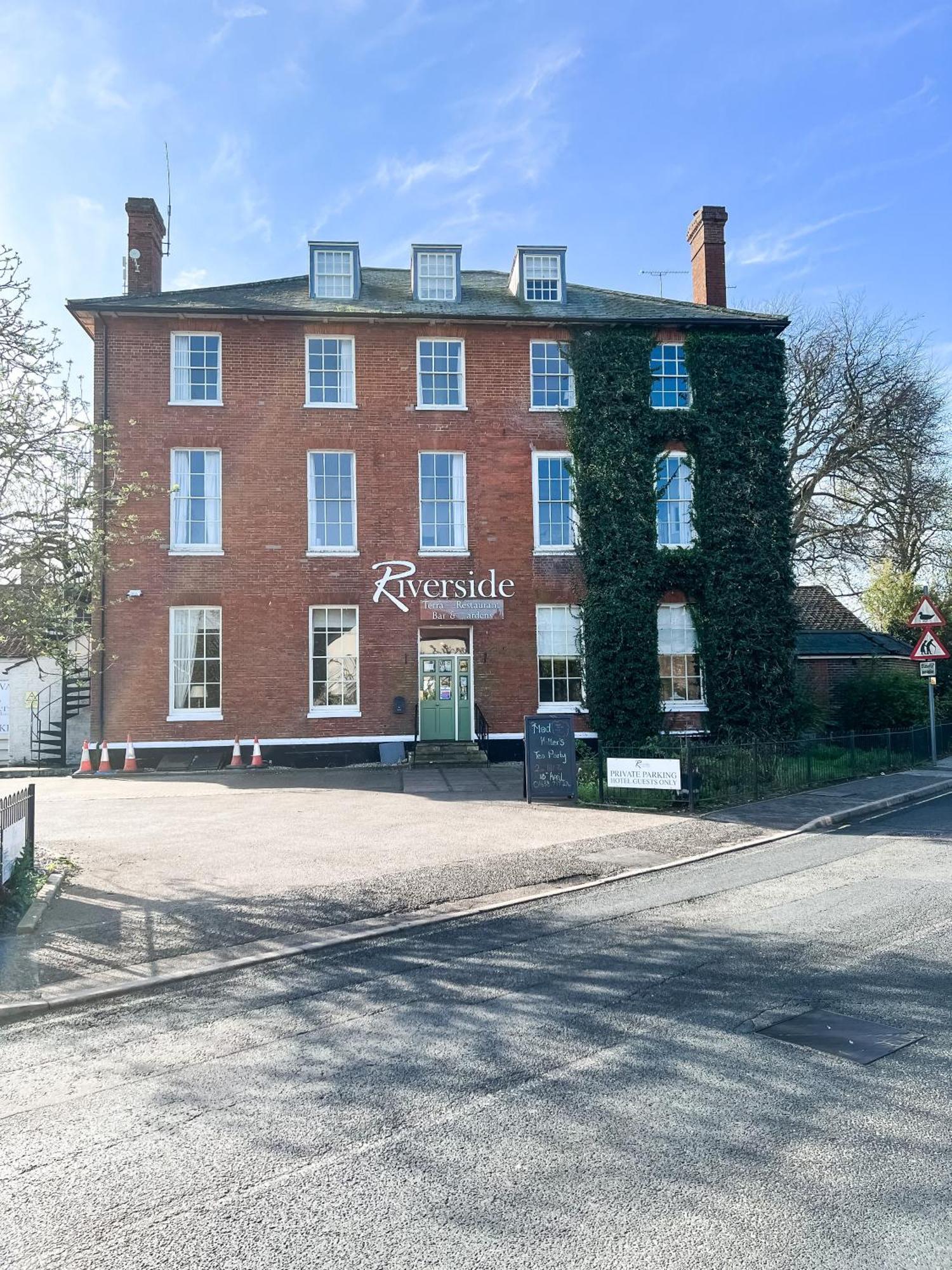 The Riverside House Hotel Mildenhall Extérieur photo