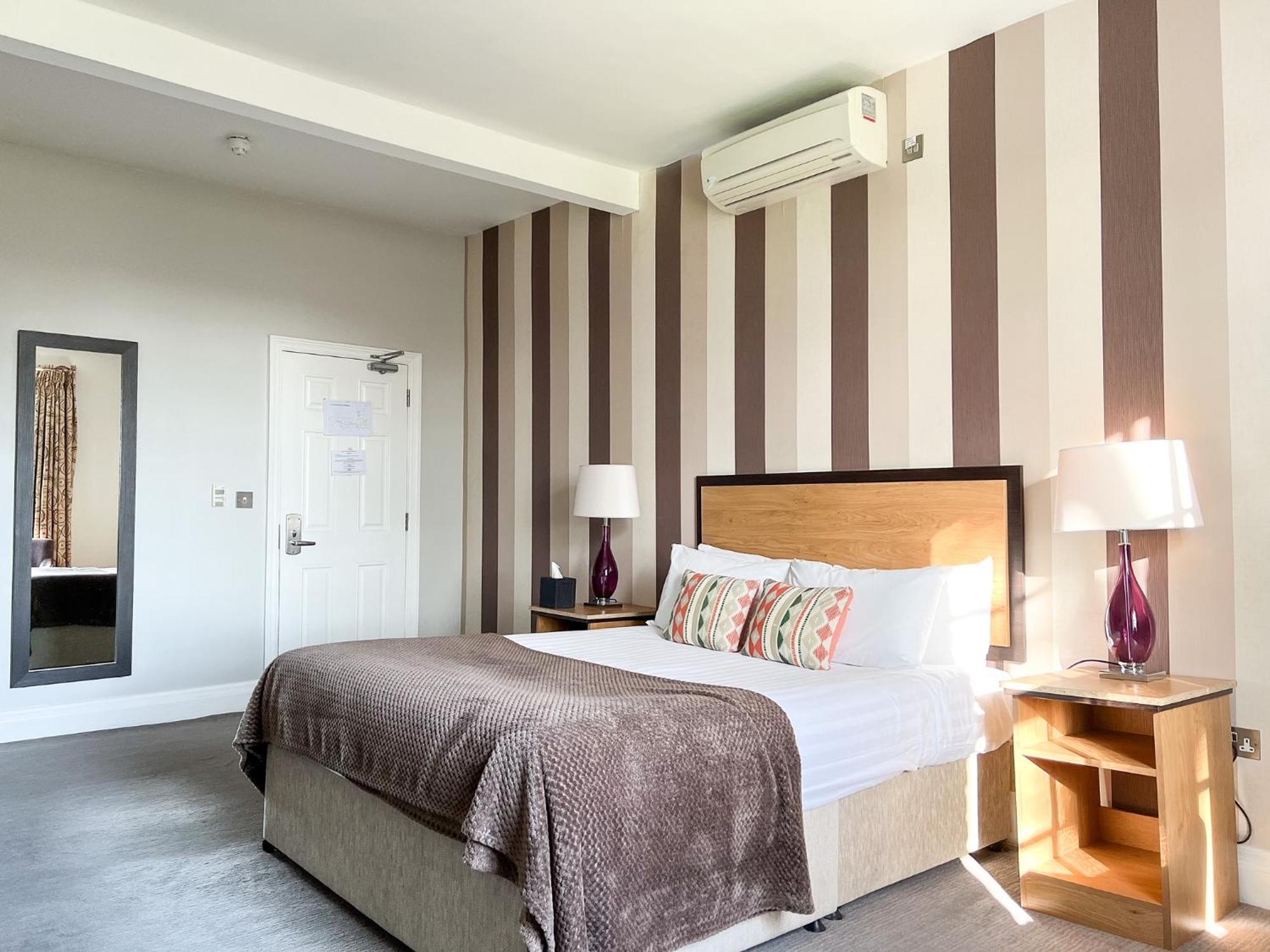 The Riverside House Hotel Mildenhall Extérieur photo