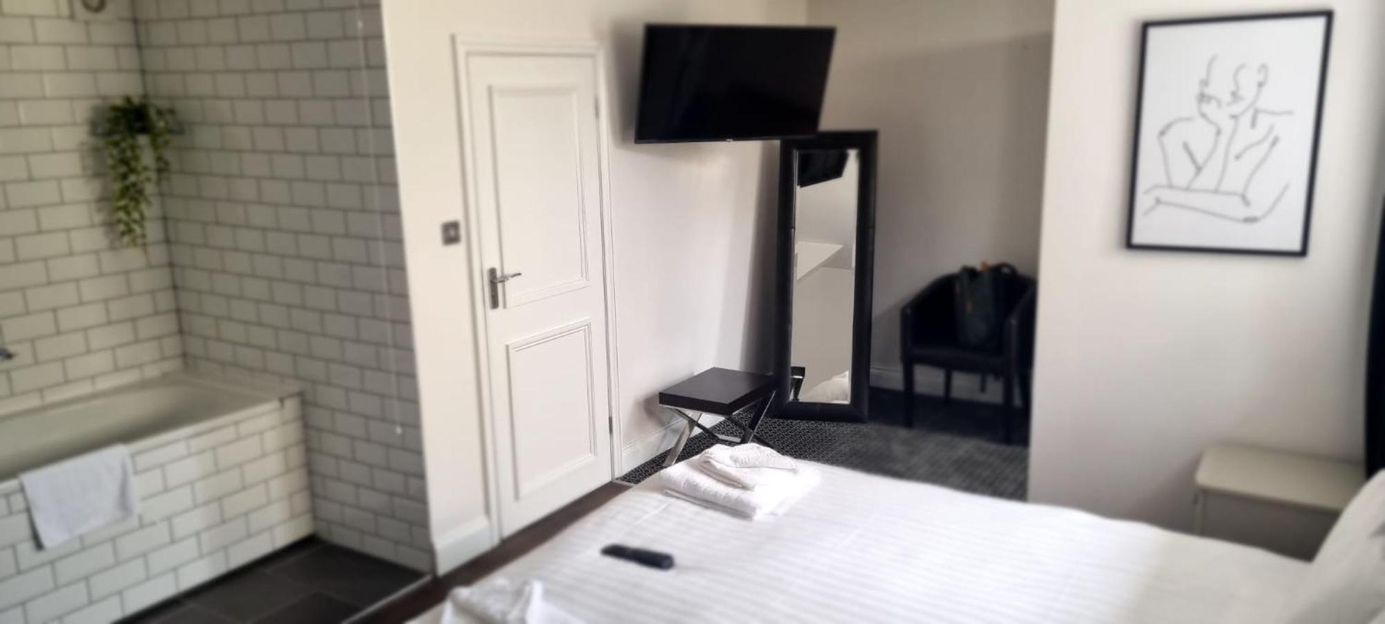 The Riverside House Hotel Mildenhall Extérieur photo