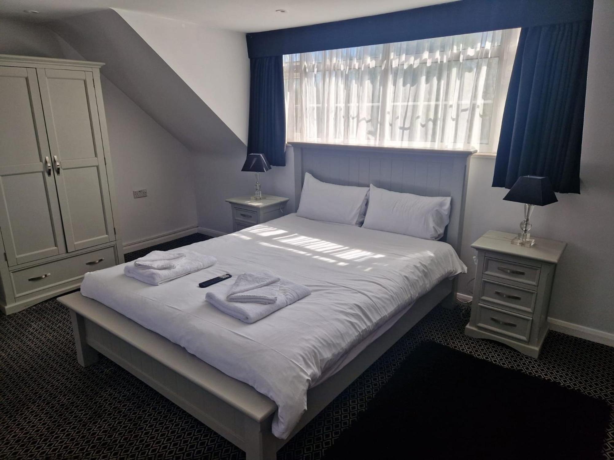 The Riverside House Hotel Mildenhall Extérieur photo