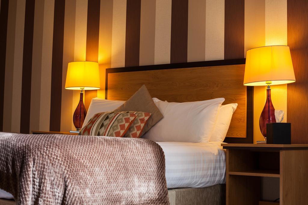 The Riverside House Hotel Mildenhall Extérieur photo
