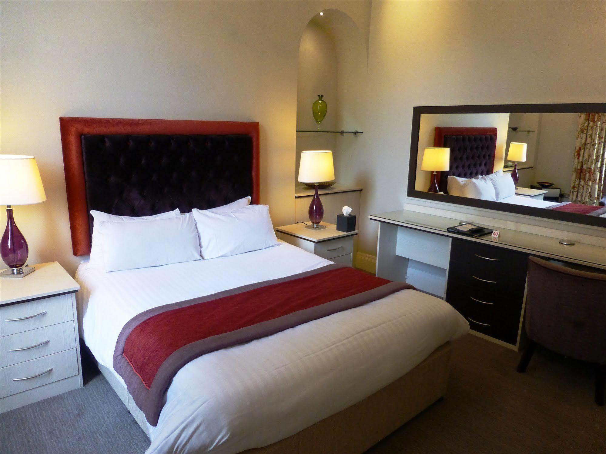 The Riverside House Hotel Mildenhall Extérieur photo