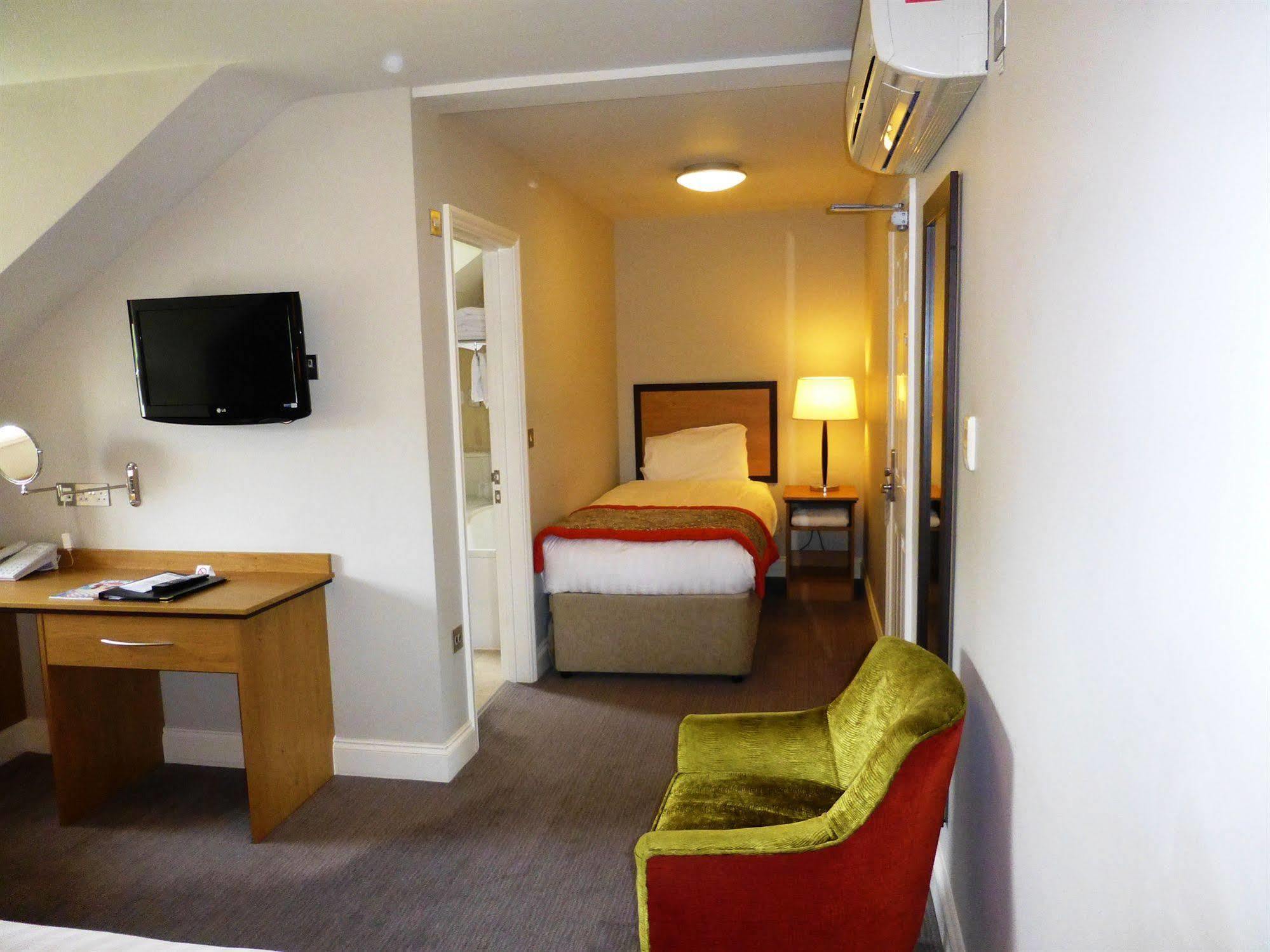The Riverside House Hotel Mildenhall Extérieur photo